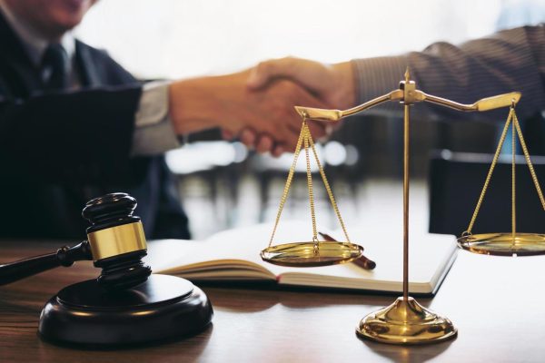 Hợp đồng chuyển nhượng quyền sử dụng đất: Những điều cần lưu ý để tránh mất đất, mất tiền